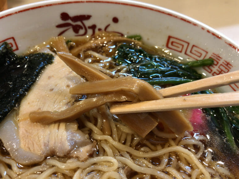 釧路のおいしいラーメン屋さん「河むら」｜メンマはしんなりと柔らかめ。スープがしみていて噛むとジュワッとあふれ出します。