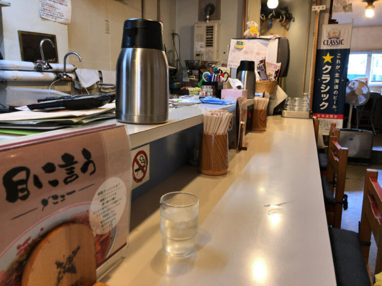 釧路のおいしいラーメン屋さん「河むら」｜店内は昭和を感じさせる独特の雰囲気。