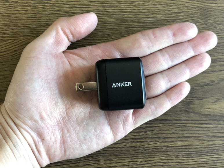 Anker PowerPort Atom PD1レビュー｜とにかくサイズ感に驚かされます。 これでMacBookが充電できるなんてにわかに信じがたいですよね。