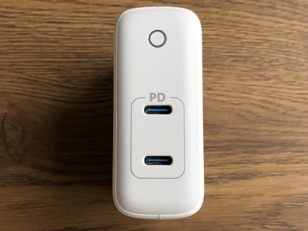 USB PD対応おすすめ小型急速充電器Anker「PowerPort Atom PD2」レビュー｜本体側面にUSB-Cポートを２つ備えています。