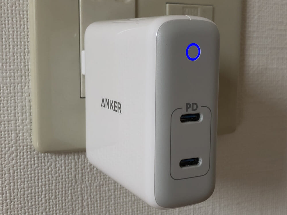 USB PD対応おすすめ小型急速充電器Anker「PowerPort Atom PD2」レビュー｜コンセントに差すことでLEDがブルーに光りますよ。