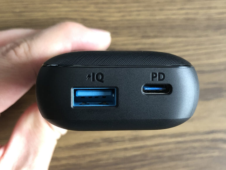 Anker PowerCore 10000 PD Reduxレビュー｜本体側面には充電ポートが搭載されています。左がPowerIQ対応USB-Aポート、右がPD対応USB-Cポートになっています。
