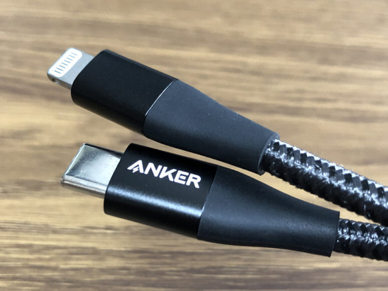 Anker PowerCore 10000 PD Reduxレビュー｜iPhoneユーザーの場合、iPhone付属の充電ケーブルを使っても充電そのものはUSB-Aポートで可能ですが、PD対応の急速充電には対応しません。そのため急速充電したい場合は「USB-C & Lightningケーブル」を別途購入しましょう。