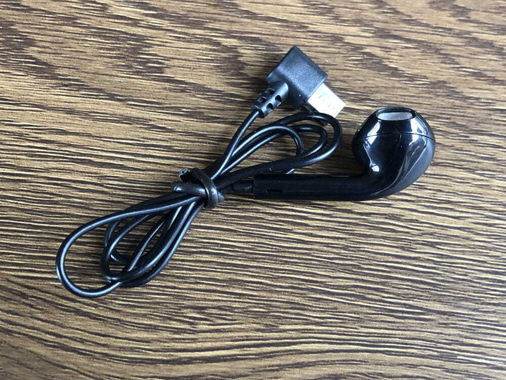 Glazata E30レビュー｜micro USBポートに接続して使えるシングルイヤホンは、相手の声にしっかりフォーカスしたいときなどに重宝しますよ。