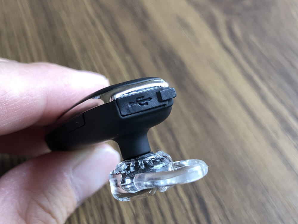 おすすめBluetoothヘッドセットGlazata「E30」レビュー｜防水対応になったこともあって、micro USBポートには蓋が付いています。