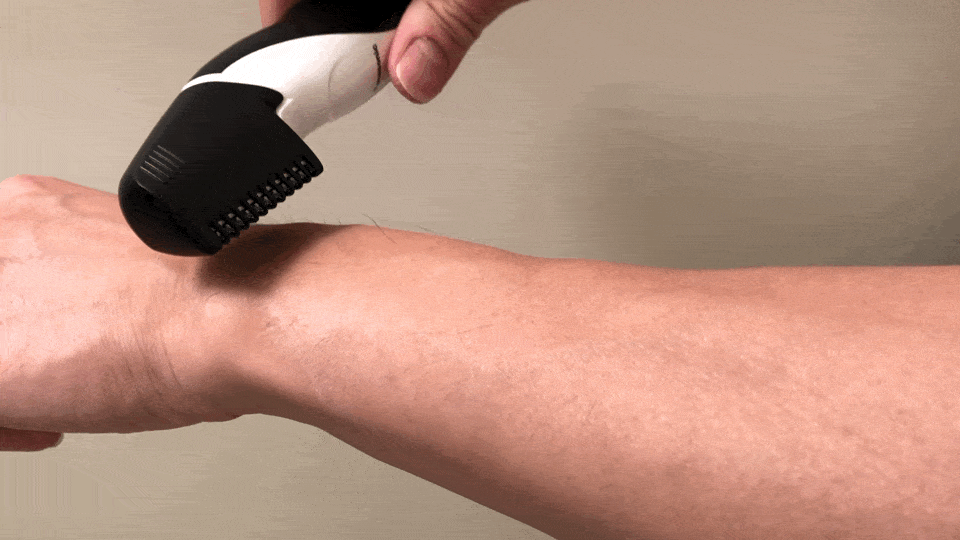 男のムダ毛処理におすすめのボディトリマーER-GK60レビュー｜肌ガードアタッチメントを装着した際の剃り方は、アタッチメントを肌に斜めにそっと触れるようにしてスライドさせます。