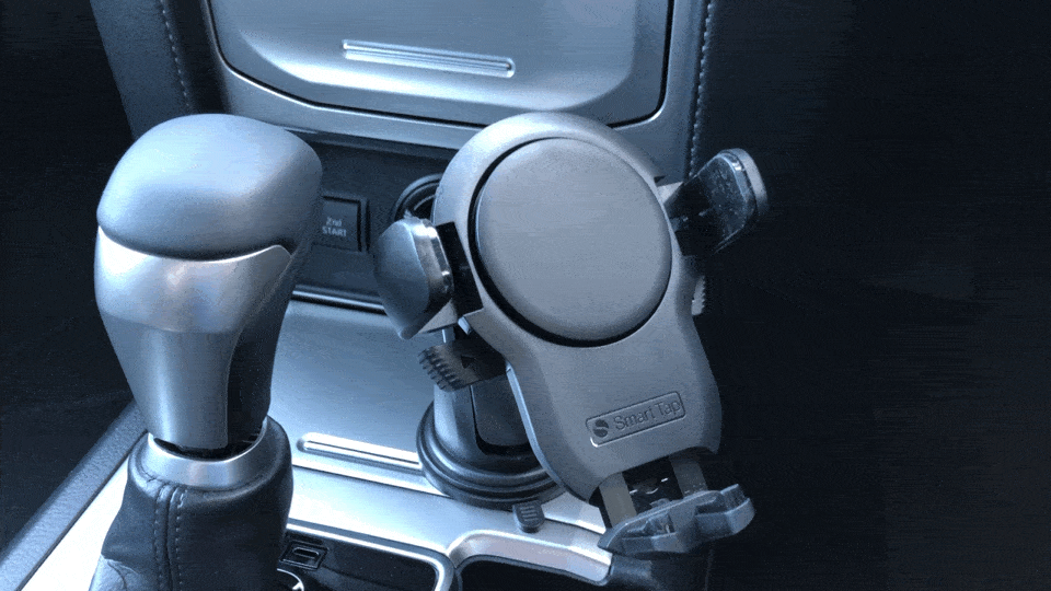 おすすめ車載スマホホルダーまとめ｜設置するときはスマホを軽く設置面に向かって押してやるだけでホールド。取り上げるときは左右に飛び出たリリースボタンを二本の指でグッと内側に押し込んでやるだけでリリース。