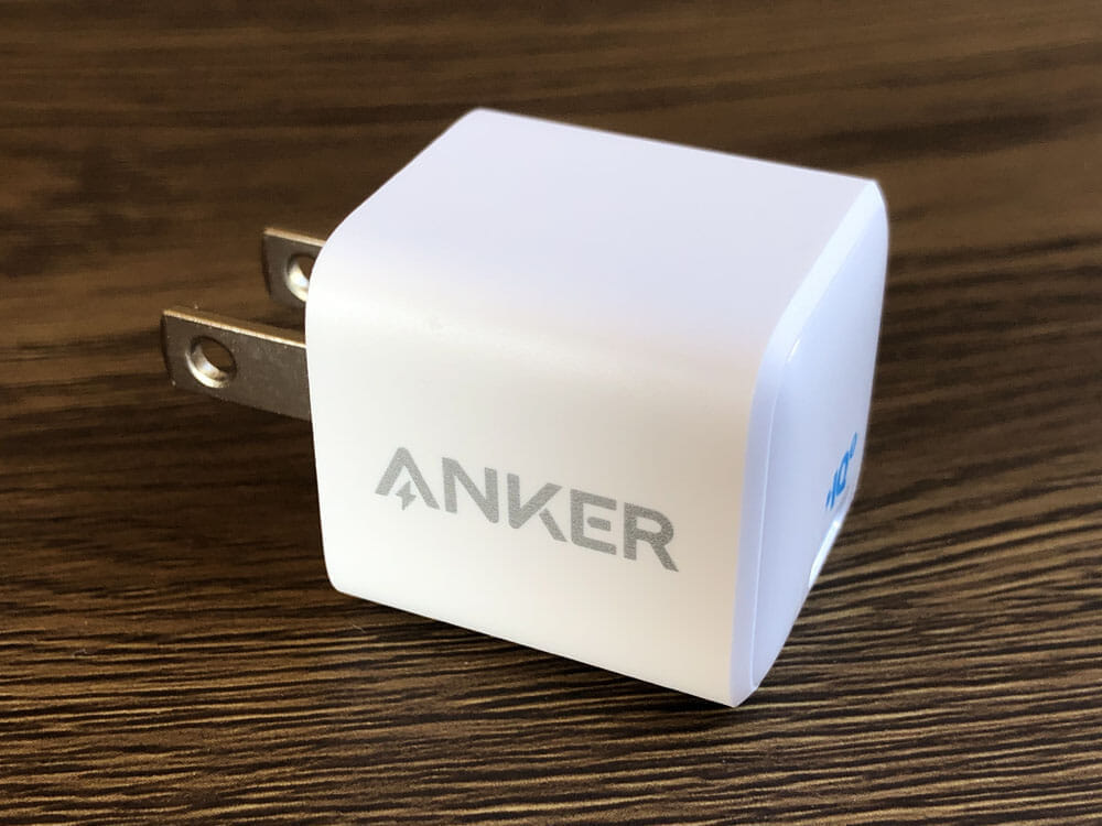 【Anker PowerPort III Nanoレビュー】2.7cm角＆30g超軽量小型ボディで携帯性抜群！“サイズは子ども、パワーは大人”を実現させたスマホ向けPD対応急速充電器｜外観：デジャヴのごとく、どこかで見たことがあるようなデザイン。