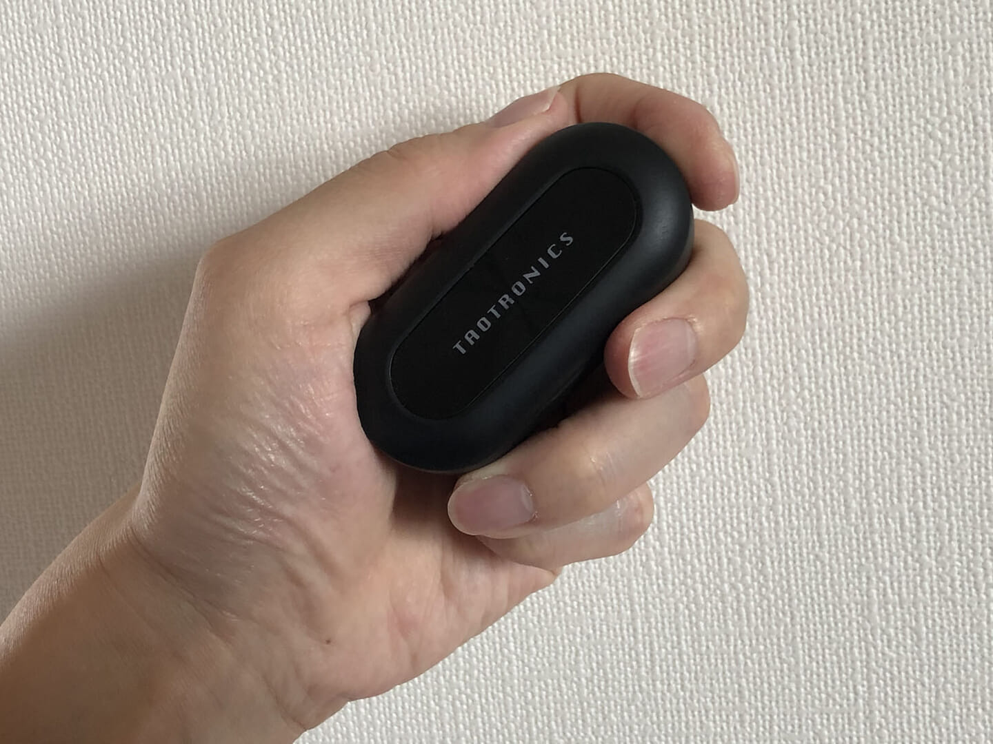 【TaoTronics SoundLiberty77(TT-BH077)レビュー】音の遅延ほぼゼロの超安定Bluetooth接続！完全防水＆超小型も魅力のタオトロニクス・完全ワイヤレスイヤホン｜わずか全長７cmのケースは、手のひらに乗せると驚きのコンパクトぶり。