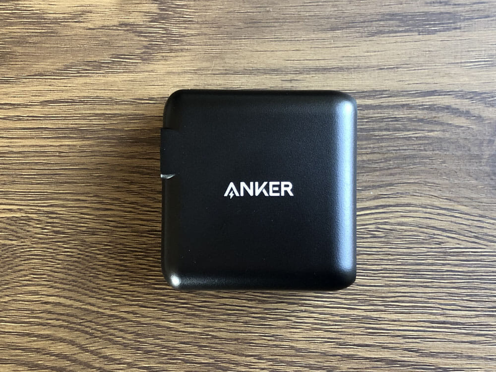 【Anker PowerCore+ 26800 PDレビュー】60W急速充電器＋Type-C充電ケーブル＋バッテリーで１万円！PD対応USB-C搭載おすすめ大容量モバイルバッテリー｜付属品：注目の付属品は、やっぱり急速充電器「PowerPort Atom III 60W」でしょう。