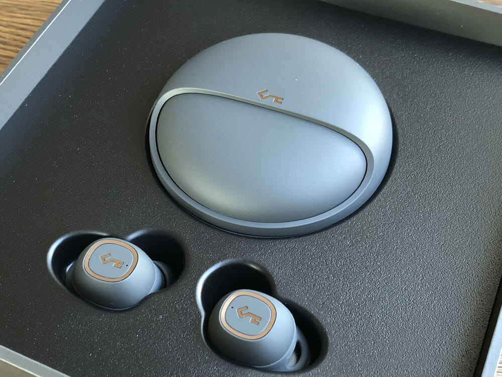 【Aukey BluetoothイヤホンEP-T10レビュー】2019年デザインアワード受賞！単独７時間再生＆Qiワイヤレス充電対応のオーキー製完全ワイヤレスイヤホン｜外観：これだけ丁重に扱われたイヤホン製品は、個人的にはBOSE「QuietControl 30 wireless headphones」以来ですね。 かなりこだわりを感じます。