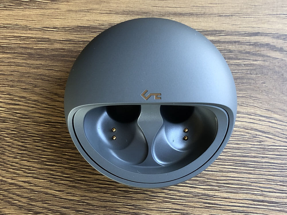 【Aukey BluetoothイヤホンEP-T10レビュー】2019年デザインアワード受賞！単独７時間再生＆Qiワイヤレス充電対応のオーキー製完全ワイヤレスイヤホン｜外観：ただこの充電ケース、見た目のユニークさもさることながら、かなり使いやすいです。
