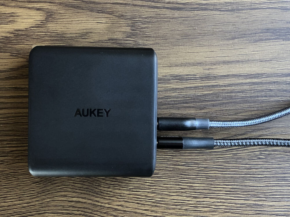 【Aukey PD対応急速充電器PA-D5レビュー】Anker Atom PD2より高コスパ！スマホ＆PC二台持ちの方に最適なPD対応USB-Cポートを二つ搭載した急速充電器｜使ってみて感じたこと：Ankerの場合が30Wに対してAukeyは45Wと1.5倍の高出力なので、当然それ相応に充電速度に違いが生じます。 より早く最適なデバイスのチャージを行いたい、一分一秒を争うように仕事に邁進している方には持って来いなポータブル急速充電器だと思いますね。
