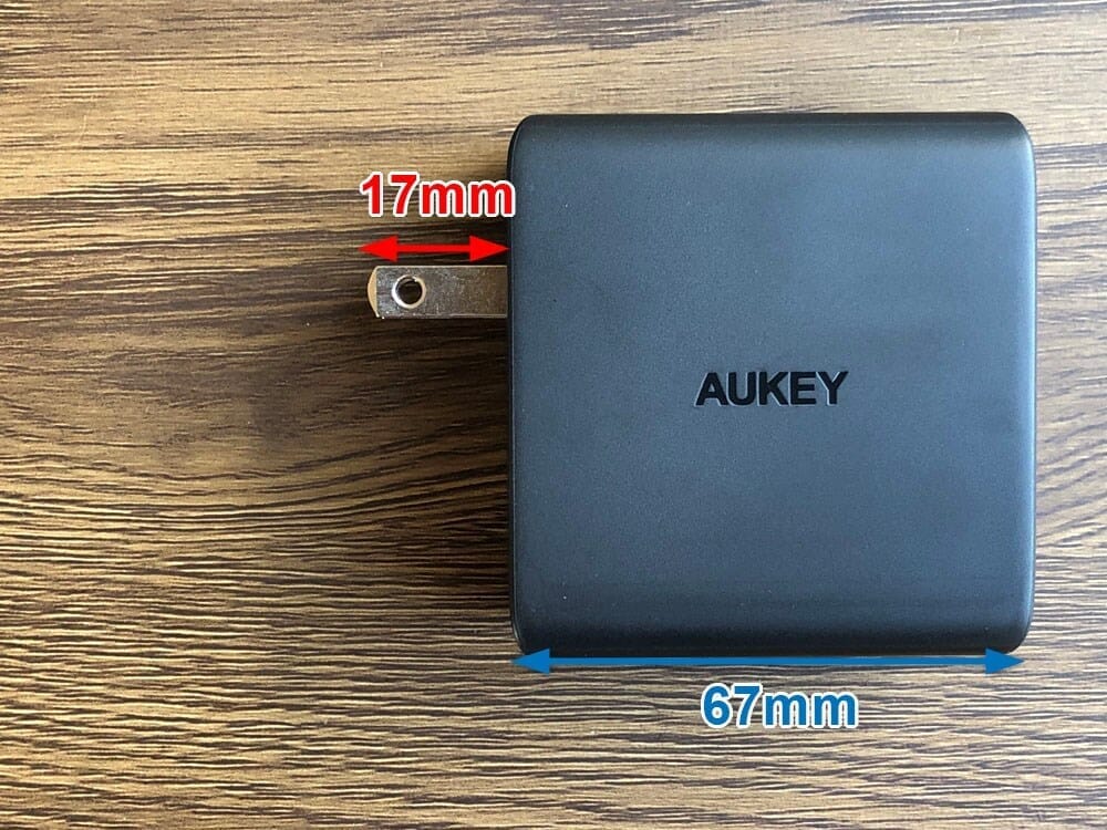 【Aukey PD対応急速充電器PA-D5レビュー】Anker Atom PD2より高コスパ！スマホ＆PC二台持ちの方に最適なPD対応USB-Cポートを二つ搭載した急速充電器｜使ってみて感じたこと：持ち運ぶという点では、やっぱりプラグが折り畳み式という点は欠かせない機構です。