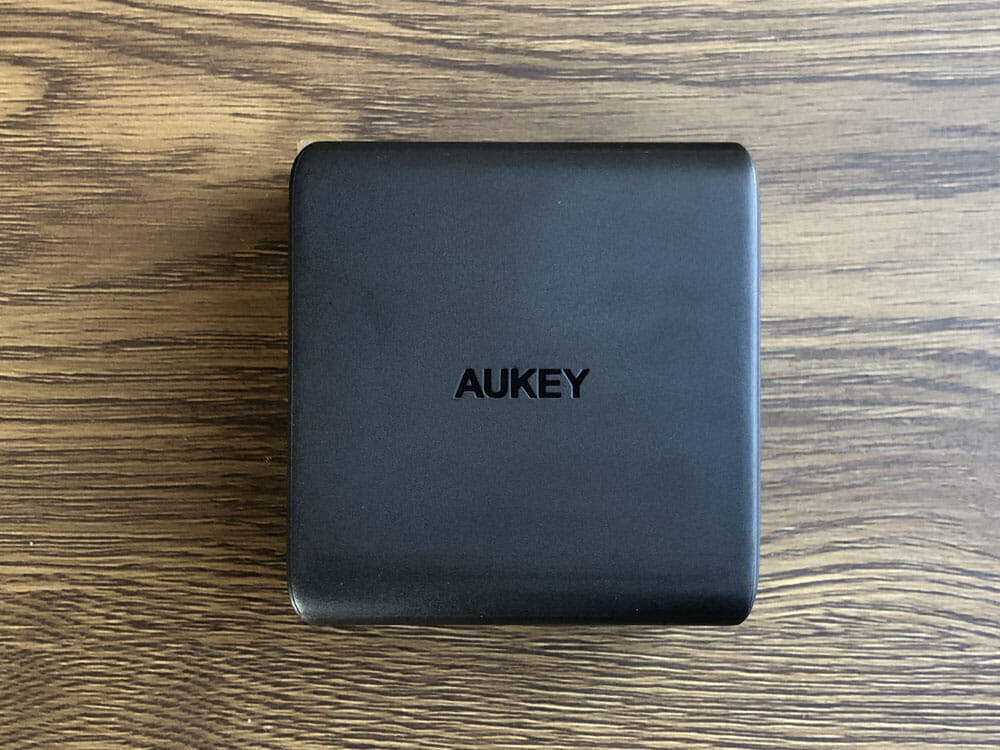 【Aukey PD対応急速充電器PA-D5レビュー】Anker Atom PD2より高コスパ！スマホ＆PC二台持ちの方に最適なPD対応USB-Cポートを二つ搭載した急速充電器｜外観：Anker「PowerPort Atom PD2」を上回るサイズ感と軽さを実現させた「PA-D5」。