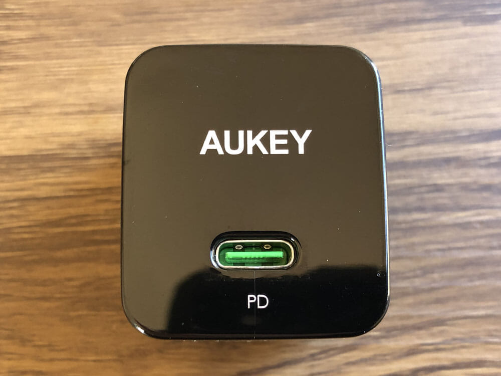 【Aukey PA-Y19レビュー】Ankerを上回るサイズと使い勝手！PD対応USB-Cポート搭載でスマホ・ノートPCを急速充電できる世界一コンパクトな急速充電器｜外観：PD対応USB-Cポートが一つ正面に配されています。