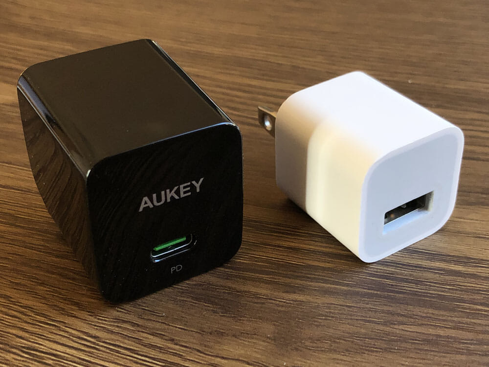 【Aukey PA-Y19レビュー】Ankerを上回るサイズと使い勝手！PD対応USB-Cポート搭載でスマホ・ノートPCを急速充電できる世界一コンパクトな急速充電器｜外観：ちなみにiPhoneを買うと付いてくる5W電源アダプタと比べると、サイズ感はこんな感じです。