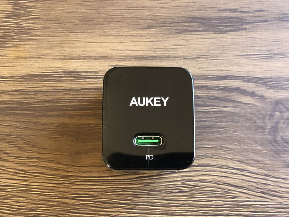 【Aukey PA-Y19レビュー】Ankerを上回るサイズと使い勝手！PD対応USB-Cポート搭載でスマホ・ノートPCを急速充電できる世界一コンパクトな急速充電器｜外観：Anker「PowerPort Atom PD1」を超えるコンパクトさを持つAukey「PA-Y19」。