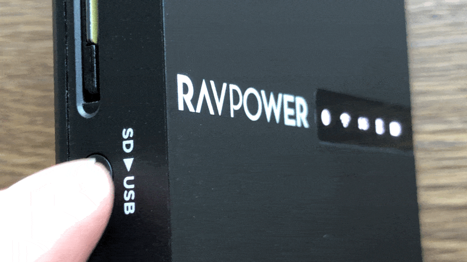 【RAVPower Filehub RP-WD009レビュー】スマホ写真＆動画データを簡単バックアップ！無線でデータ共有もできるWi-Fi SDカードリーダー｜旅行などに最適｜機能解説：SDカードデータのバックアップ方法：このボタンを本体天面に配されたSDカードインジケーターが点滅するまで長押ししましょう。