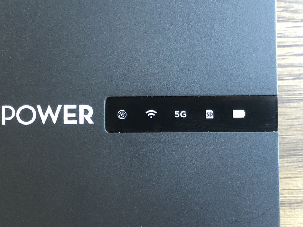 【RAVPower Filehub RP-WD009レビュー】スマホ写真＆動画データを簡単バックアップ！無線でデータ共有もできるWi-Fi SDカードリーダー｜旅行などに最適｜外観：前面のインジケーター。