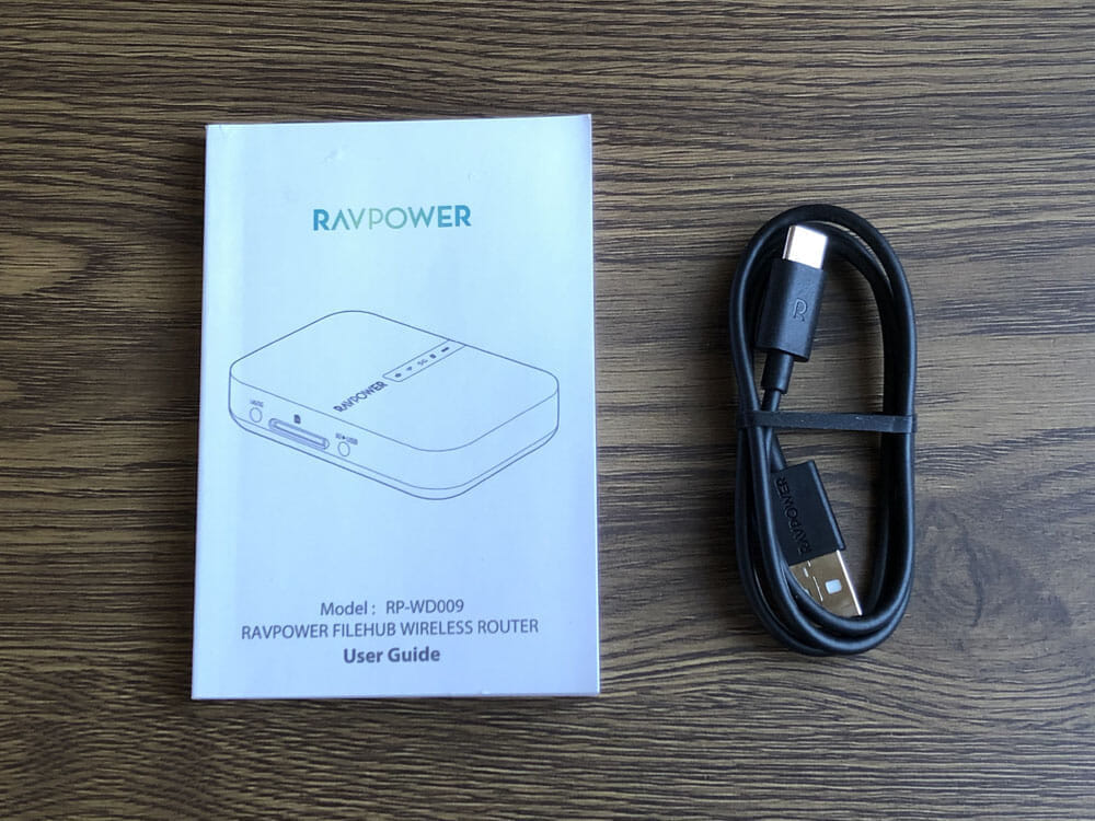 【RAVPower Filehub RP-WD009レビュー】スマホ写真＆動画データを簡単バックアップ！無線でデータ共有もできるWi-Fi SDカードリーダー｜旅行などに最適｜付属品