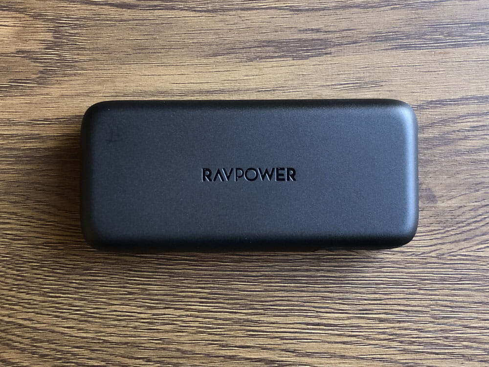 【RAVPower モバイルバッテリーRP-PB186レビュー】Anker競合製品を超える高出力・軽さ・価格！10000mAhクラス最強のモバイルバッテリー｜外観：ロゴはど真ん中の日の丸構図。 モバイルバッテリーに典型的なシンプルデザイン。