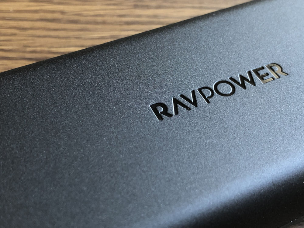 【RAVPower モバイルバッテリーRP-PB186レビュー】Anker競合製品を超える高出力・軽さ・価格！10000mAhクラス最強のモバイルバッテリー｜外観：何でも素材には指紋が付きにくく、傷も目立ちにくいものを採用してるんだとか。