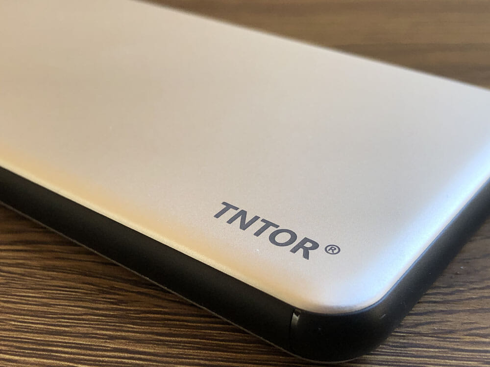 【TNTOR 超薄型モバイルバッテリーTN-10PDレビュー】10000mAhクラス最小最軽量で携帯性抜群！PD対応急速充電も可能なコスパ最強モバイルバッテリー｜外観：メタリック調のボディが美しいですね。