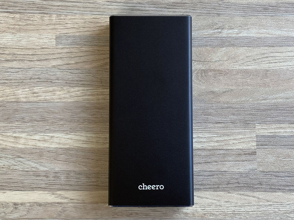 【cheero Power Plus 5 Premiumレビュー】60W高出力＆20000mAh大容量バッテリーで３ポート同時充電！超高スペックなPD急速充電対応モバイルバッテリー｜外観：シンプルなデザイン。 それでいてアルミ素材の光沢感がリッチな印象のcheero「Power Plus 5 Premium」。