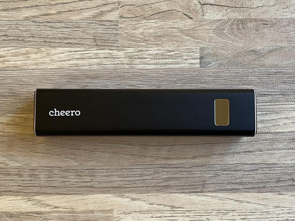 【Cheero Power Plus 5 Stickレビュー】わずか125gの超軽量小型！PD対応18W急速充電も可能で蓄電残量のデジタル表示が嬉しいUSB-Cモバイルバッテリー｜外観：非常にシンプルでコンパクトな印象のCheero「Power Plus 5 Stick」。