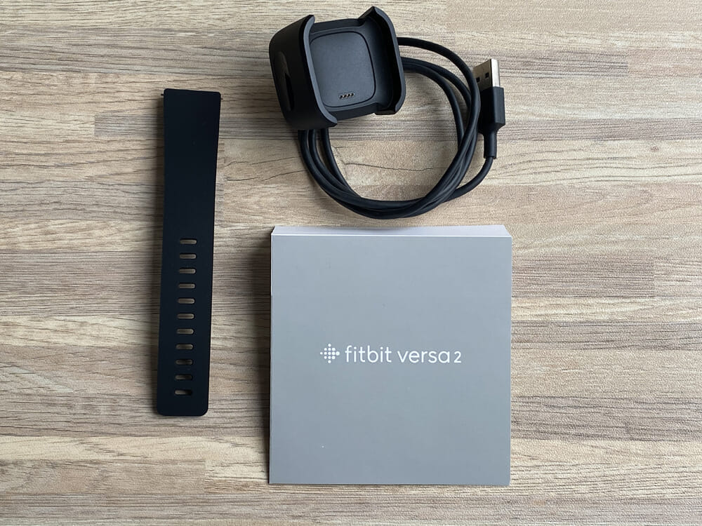 【Fitbit スマートウォッチ Versa2レビュー】セットアップ簡単！エクササイズに最適なフィットビット最上級スマートウォッチ｜アプリの睡眠管理機能も優秀！｜付属品