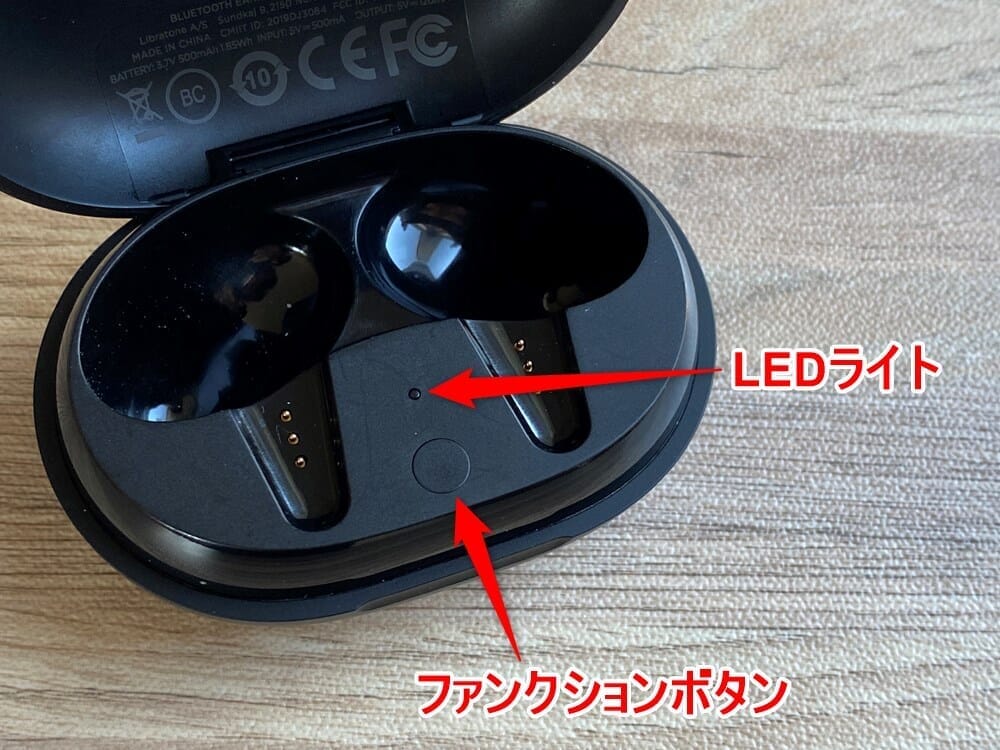 【Libratone TRACK Air+レビュー】android＆iPhone対応のノイズキャンセリング完全ワイヤレス！ユニークデザインが映えるLibratone TRACK Air+まとめ｜外観：内部はこんな感じ。 LEDライトが１点、その下にファンクションボタンが配されています。