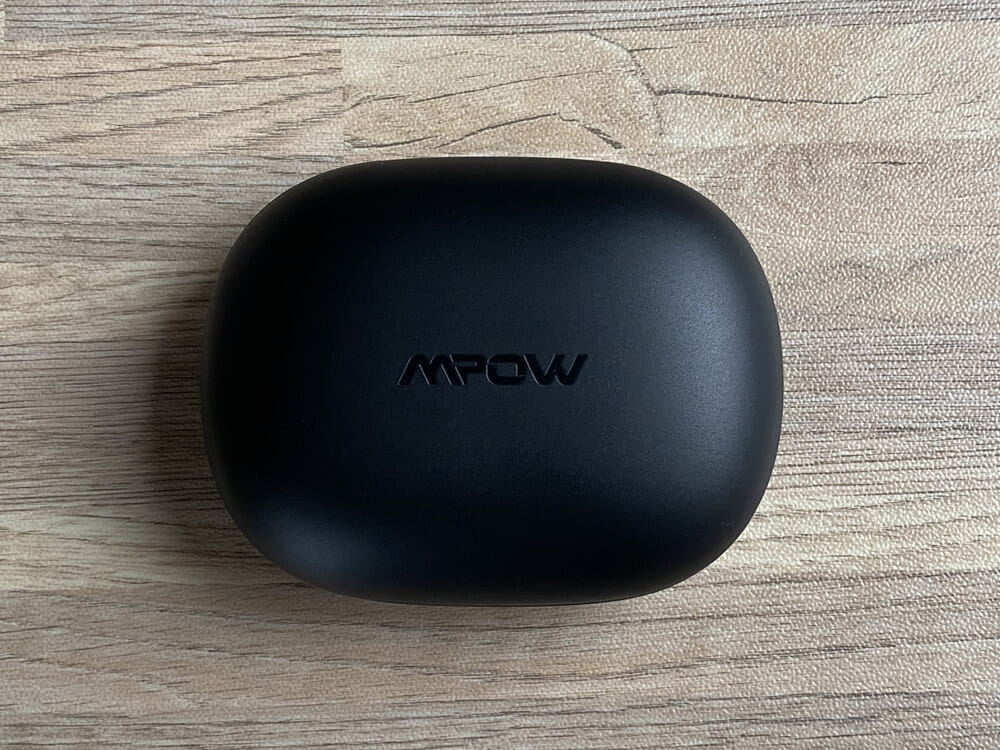 【Mpow M20レビュー】106時間再生・完全防水・AAC＆APT-X対応と最強の機能性！ケースがモバイルバッテリーとして使えるユニーク系Bluetoothイヤホン｜外観：充電ケースもまた落ち着いたシックなデザイン。 「Mpow」の印字がさりげなく映えます。