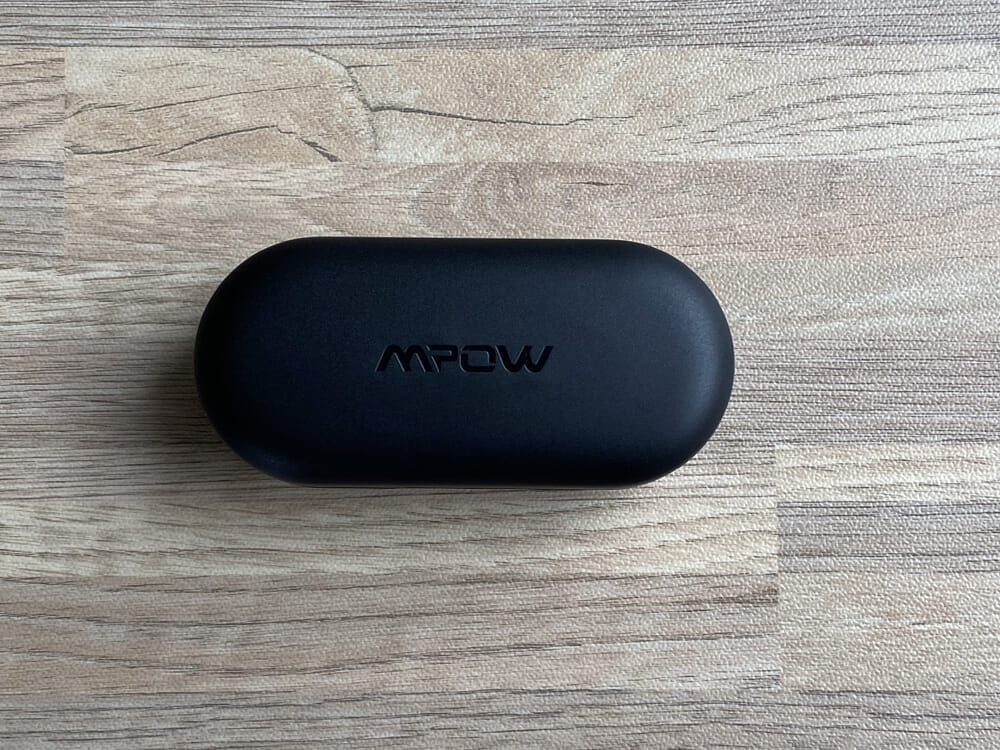 【Mpow Bluetoothイヤホン M9レビュー】三千円台前半の超高コスパBluetoothイヤホン！急速充電・完全防水など必要十分な機能を誇るMpow完全ワイヤレス｜外観：充電ケースもイヤホン本体同様にシンプル。