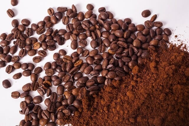 【コーヒー豆について】美味しいコーヒーは豆で決まる！自分好みの品種や生産地、焙煎度合いを理解して美味しいコーヒーを飲むための“豆”講座｜コーヒーの”豆”と”粉”の違いについて