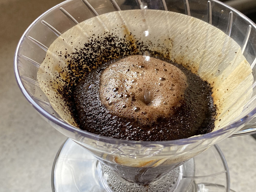 【美味しいコーヒーの入れ方】プロ直伝のコーヒーの入れ方を伝授！クリーンな味わいがクセになるハンドドリップ法｜バリスタ級のコーヒーをご自宅で！｜コーヒーを入れる手順：5.ドーム状の泡を崩さないようにお湯を注ぐ