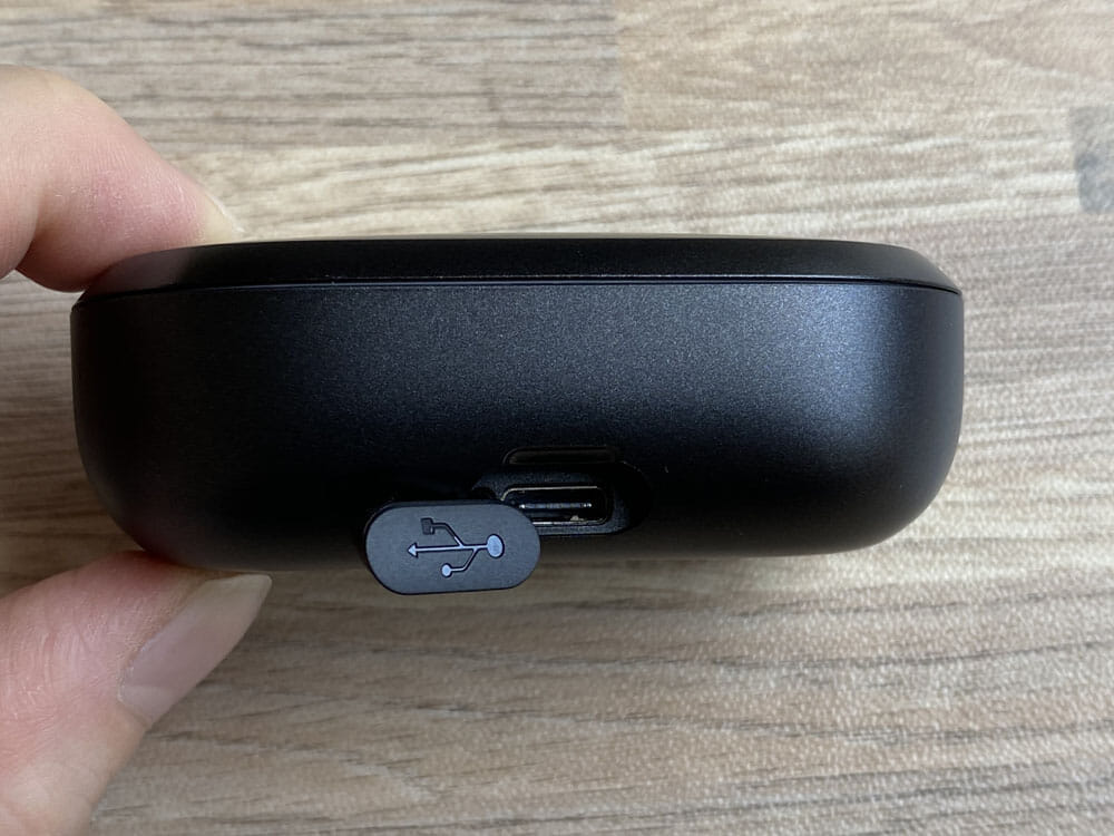 【Anker Soundcore Spirit Dot 2レビュー】スポーツ向けワイヤレスイヤホンの最適解!?完全防水で最大5.5時間連続再生＆急速充電可能な完全ワイヤレスイヤホン｜外観：USB Type-Cの充電ポートは、ケース背部にあります。