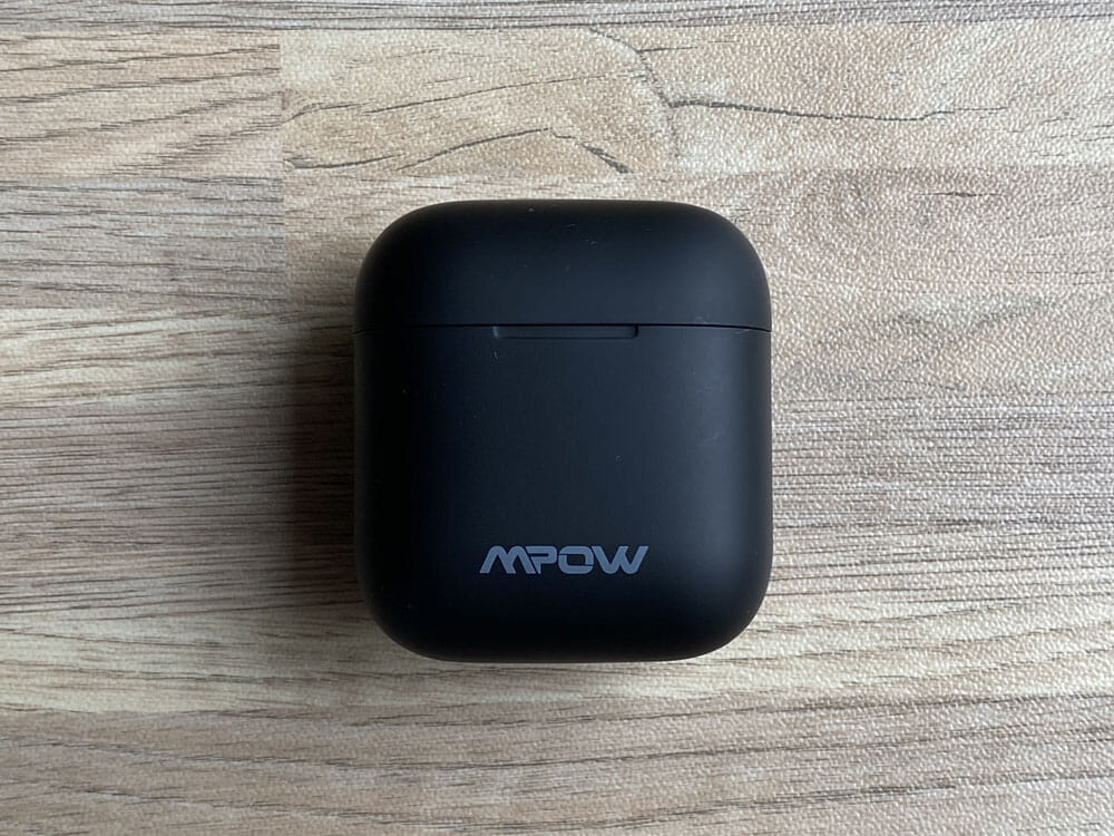【Mpow X3 ANCレビュー】１万円未満でノイズキャンセリング機能搭載！最長７時間連続再生や10mmドライバーなど基本性能も高い完全ワイヤレスイヤホン｜外観：充電ケースは、AirPodsの充電ケースを一回り大きくしたような印象。