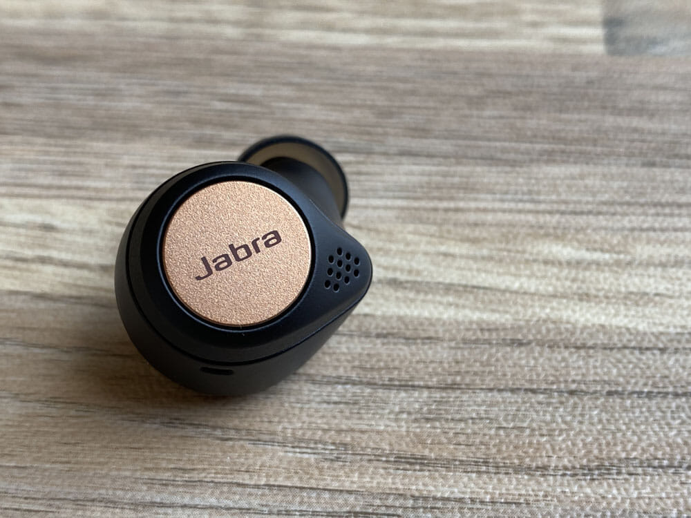 【Jabra Elite Active 75tレビュー】Jabra完全ワイヤレスイヤホン最上位モデル！バッテリー性能・防塵防水性・音質など申し分無しのBluetoothイヤホン｜外観：「Jabra」と刻印された銅を彷彿とさせる部分は、物理ボタンになっています。 サラッとしていて肌あたりも良好、非常にハイセンスな印象。