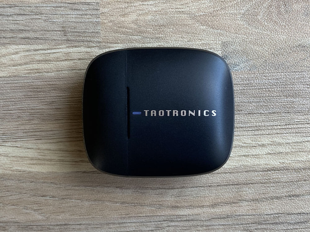 【TaoTronics SoundLiberty 92レビュー】13mm大口径ドライバーで迫力サウンド体験!!インナーイヤー開放型TWS最強のコスパを誇る完全ワイヤレスイヤホン｜外観：充電ケースは、非常にコンパクトでシンプル。  ちなみにLEDライトは、ロゴのすぐ隣りにあります。