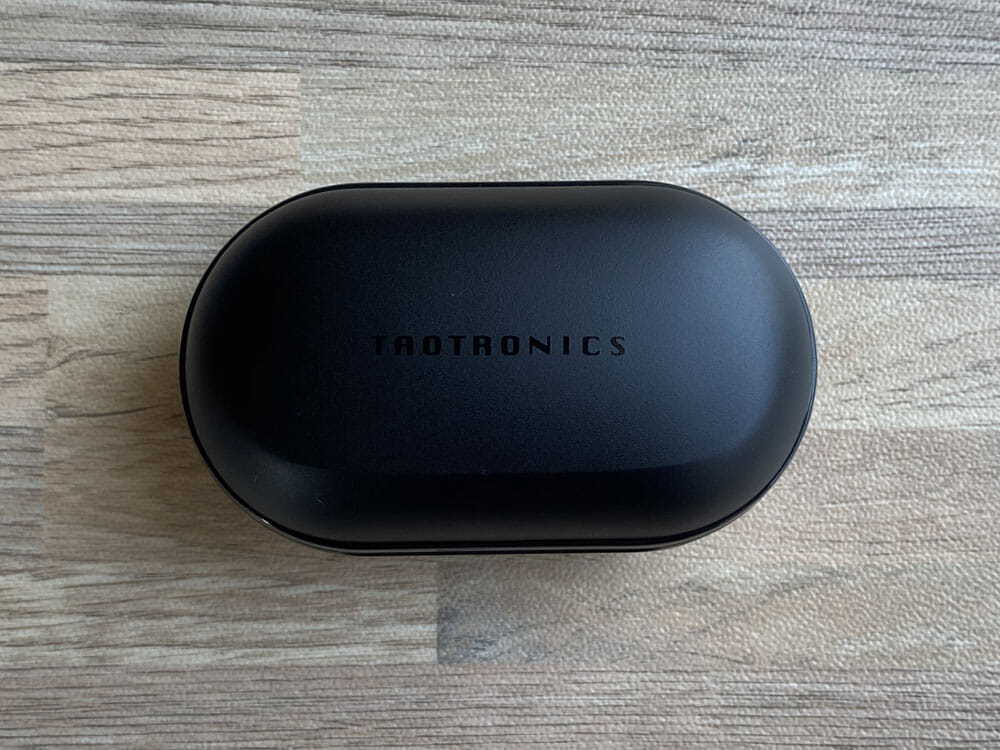 【TaoTronics SoundLiberty 94レビュー】ノイズキャンセリング機能搭載！外音取り込み機能・MCSync技術の安定無線接続も秀逸な高コスパBluetoothイヤホン｜外観：充電ケースは、TaoTronics特有の雰囲気を継承したものになっています。