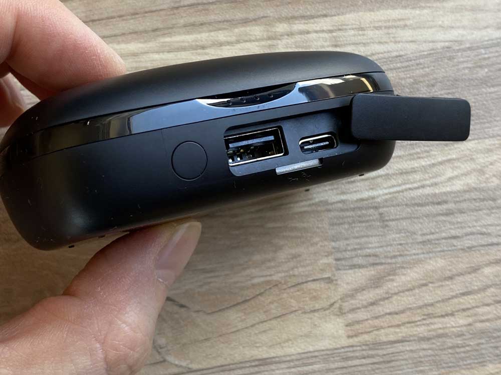 【Mpow M30 plusレビュー】ベストセラーモデルにバッテリー機能を追加！良好な装着感・音質をそのままにバッテリーとしても使える完全ワイヤレスイヤホン｜外観：そしてケース前面下部には充電用入力ポートとして「USB-C」、充電用出力ポートとして「USB-A」が搭載されています。 その隣にある丸いボタンは電源ボタンです。