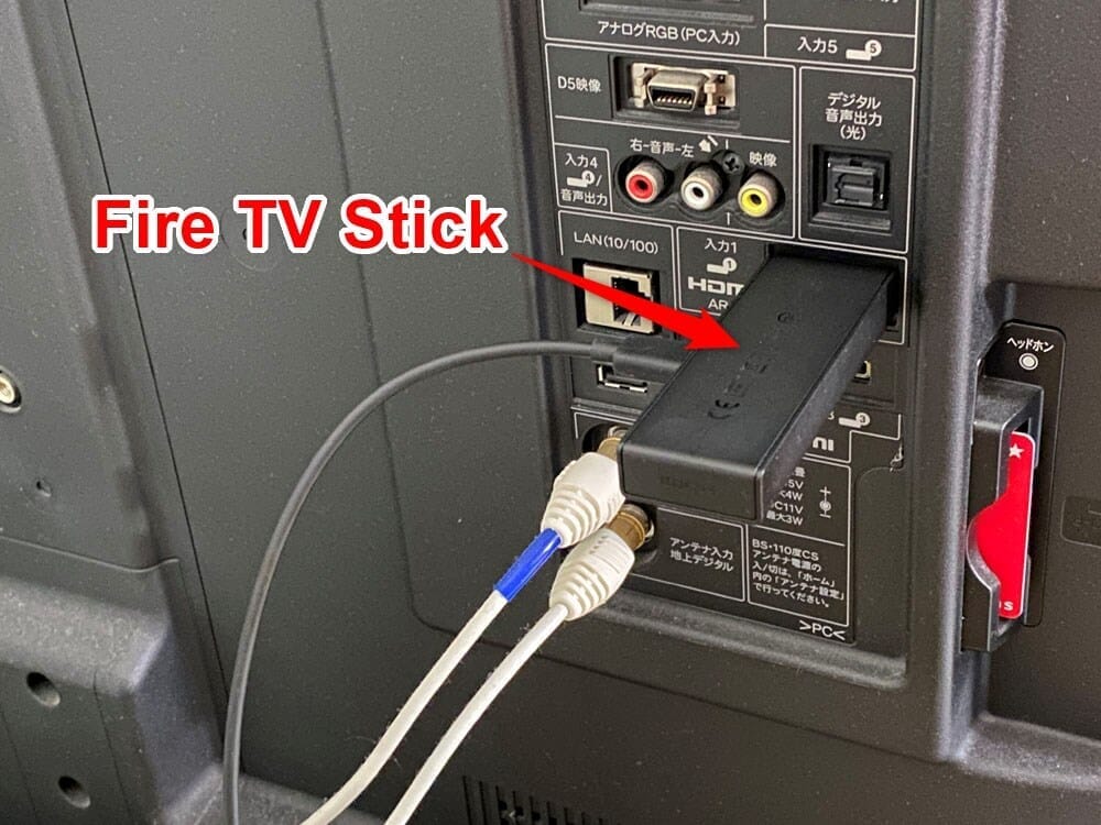 【アマゾンプライムビデオをテレビで見る方法】視聴方法は大きく分けて三通り！アマゾンプライムビデオをテレビで見る方法｜Fire TV Stickが最適解!?｜専用デバイスで見る：Fire TV StickをテレビのHDMIポートに挿すと以上のような感じになります。