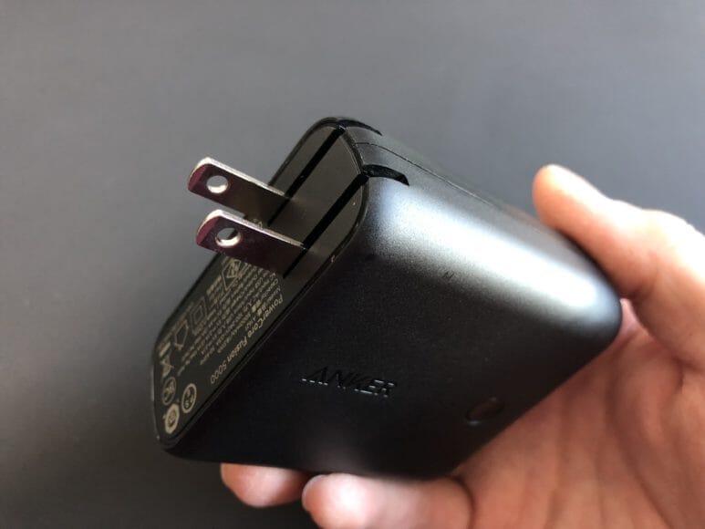 Anker「PowerCore Fusion 5000」のプラグの位置は側面の角。