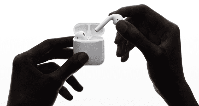 AirPodsを手に取っている