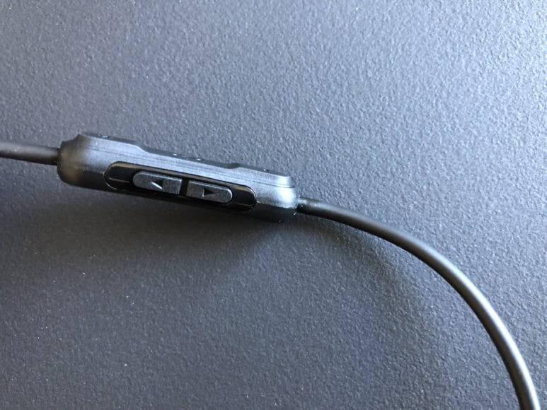 BOSE QuietControl 30のノイズキャンセルの度合いはリモコンで調節可能