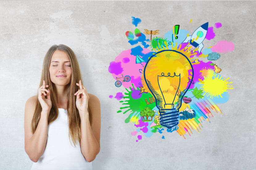 欧米人女性が目をつぶってイマジネーションを広げている