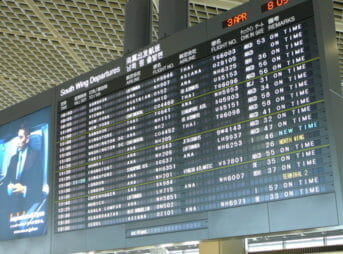 空港内国際線のフライトスケジュールが表示された電光掲示板