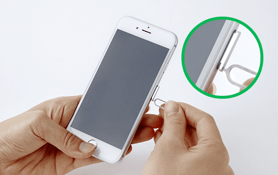 SIMカードの挿入方法2:端末からSIMカードトレイを引き出しましょう。