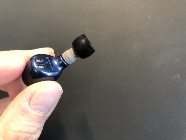 AVIOT「TE-D01b」のノズルタイプはコンプライ200サイズです。